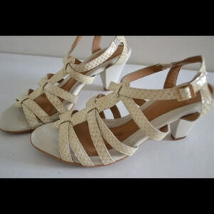 NWOT Nurture sandals
